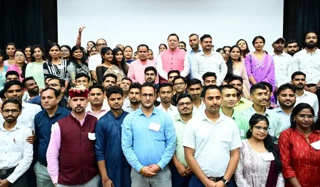 सीएम धामी ने सहायक अध्यापकों को नियुक्ति पत्र सौंपे