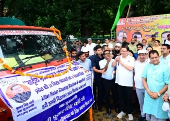 सीएम धामी ने स्वच्छता वाहनों को दिखाई हरी झंडी