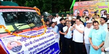 सीएम धामी ने स्वच्छता वाहनों को दिखाई हरी झंडी