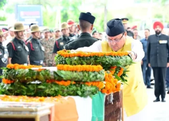 सीएम ने शहीद कैप्टन दीपक सिंह के पार्थिव शरीर पर पुष्प चक्र अर्पित किया
