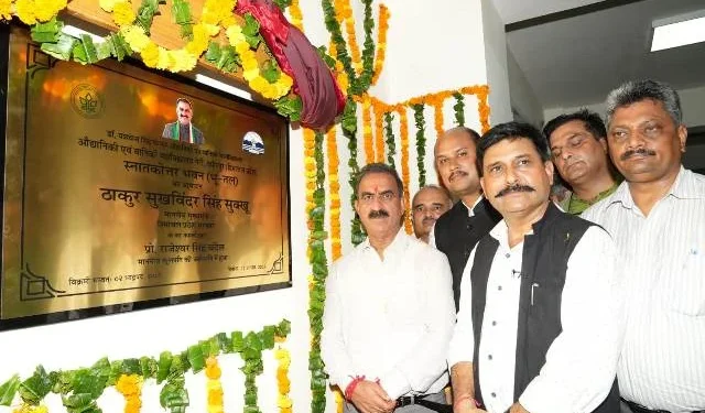 सीएम ने हमीरपुर में विकासात्मक परियोजनाएं समर्पित की