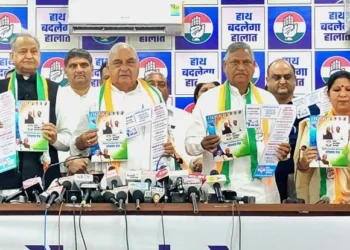 कांग्रेस ने घोषणापत्र में किए लोकलुभावन वादे