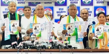 कांग्रेस ने घोषणापत्र में किए लोकलुभावन वादे