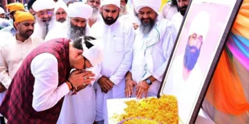 गुरुद्वारे में नतमस्तक हुए सीएम धामी