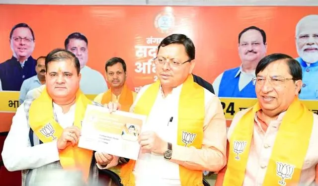 धामी ने बीजेपी के प्रथम सदस्य के रूप में सदस्यता ग्रहण की