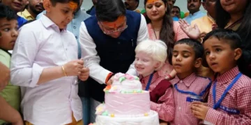 बच्चों के साथ केक काट सीएम ने मनाया अपना जन्मदिन