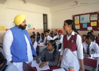 मंत्री ने की स्कूल ऑफ एमिनेंस के छात्रों से भेंट