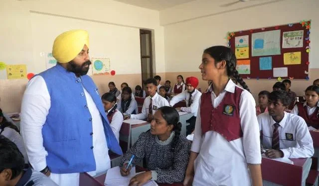 मंत्री ने की स्कूल ऑफ एमिनेंस के छात्रों से भेंट