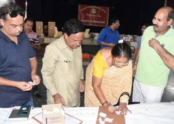 राजनीतिक पार्टियों के प्रतिनिधियों की मौजूदगी में हुआ मॉक पोल