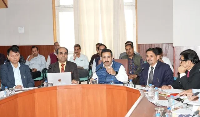 सड़क निर्माण में अच्छी क्वालिटी पर ध्यान दें अधिकारी - मंत्री