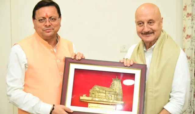 सीएम धामी के निवास पर फिल्मी हस्तियों की रौनक