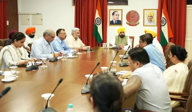 सीएम ने अस्पताल से छुट्टी मिलते ही की अहम बैठक