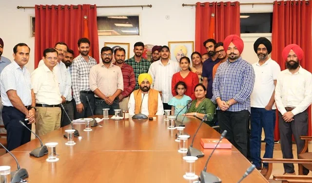 सीएम से सहायक प्रोफेसरों और लाइब्रेरियन के डेलिगेशन ने की भेंट