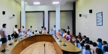 स्पीकर ने सत्र की कार्यवाही देखने आए छात्रों से की मुलाकात