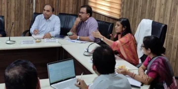 स्वास्थ्य सेवाओं पर युद्ध स्तर पर कार्य करें अधिकारी - भदौरिया