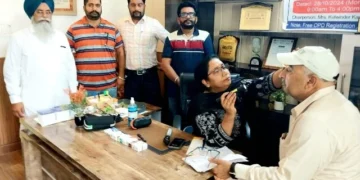 आई कैंप का उद्घाटन करने पहुंची मंत्री ने की मरीजों की आंख चेक