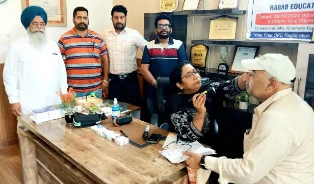 आई कैंप का उद्घाटन करने पहुंची मंत्री ने की मरीजों की आंख चेक