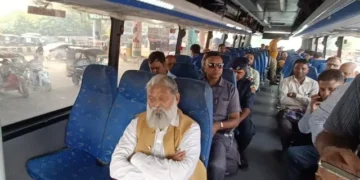 एक्शन मोड में विज, बस अड्डों पर लगाई पैनी नजर