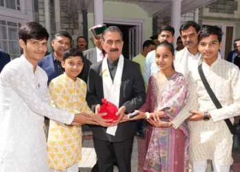 गुल्लक टीम के सदस्यों ने की सीएम से भेंट