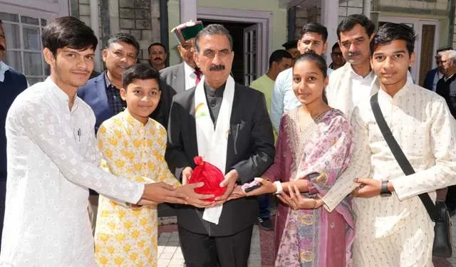 गुल्लक टीम के सदस्यों ने की सीएम से भेंट