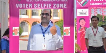 डीसी ने किया दिव्यांग, सखी और महिला मतदान केंद्रों का अवलोकन