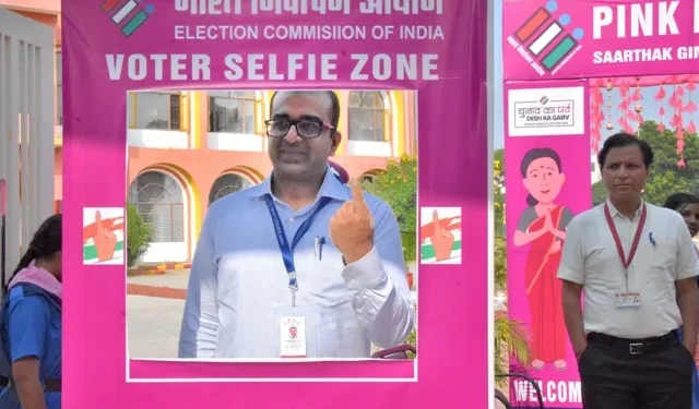 डीसी ने किया दिव्यांग, सखी और महिला मतदान केंद्रों का अवलोकन