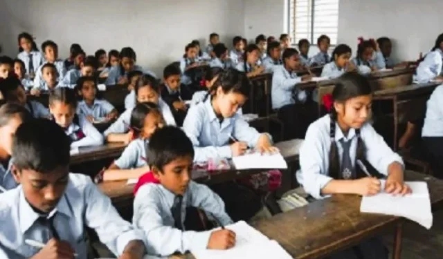 दुर्गा अष्टमी के अवसर पर किया स्कूलों के समय में बदलाव