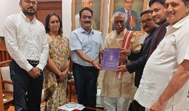 नवनिर्वाचित विधायकों की सूची राज्यपाल को सौंपी