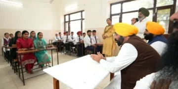निजी स्कूलों से नाम कटवाकर छात्र ले रहे हैं सरकारी स्कूलों में दाखिले
