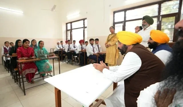 निजी स्कूलों से नाम कटवाकर छात्र ले रहे हैं सरकारी स्कूलों में दाखिले