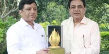 फिल्म अभिनेता परेश रावल ने की डीजी (सूचना) तिवारी से मुलाकात