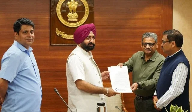 मंत्री ने 51 प्रमोटरों/बिल्डरों को सौंपे सर्टिफिकेट