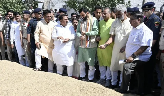 मुख्यमंत्री ने कुरुक्षेत्र में अनाज मंडियों का किया दौरा