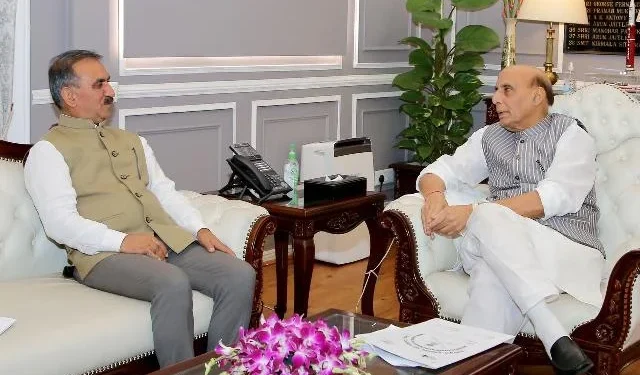 मुख्यमंत्री ने केंद्रीय रक्षा मंत्री से भेंट की