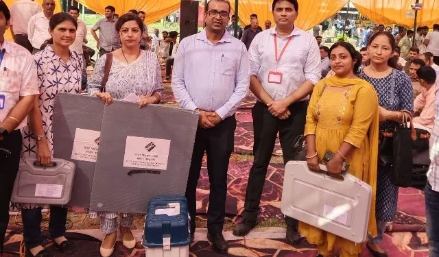 सज गए मॉडल बूथ, सखी मतदान केंद्रों पर वोटिंग करवाने निकली महिला पोलिंग टीम