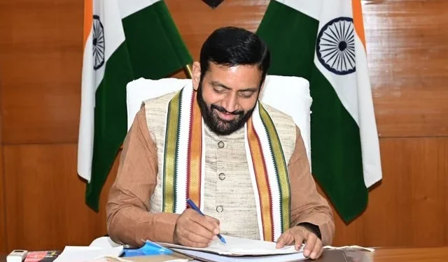 सीएम ने अपनी ज्वाइनिंग के साथ 25 हजार युवाओं को भी कराया नौकरी पर ज्वाइन