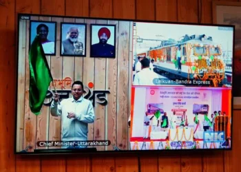 सीएम ने लालकुआं-बांद्रा सुपरफास्ट ट्रेन को दिखाई हरी झंडी