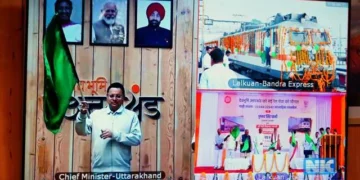 सीएम ने लालकुआं-बांद्रा सुपरफास्ट ट्रेन को दिखाई हरी झंडी