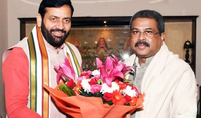 सीएम सैनी ने केंद्रीय शिक्षा मंत्री धर्मेंद्र प्रधान से की मुलाकात