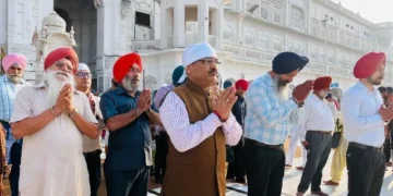 सीएस सिन्हा दरबार साहिब और दुर्ग्याणा मंदिर में हुए नतमस्तक