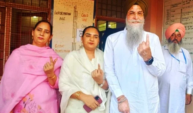 स्पीकर संधवा ने पंचायत चुनावों के दौरान डाला वोट