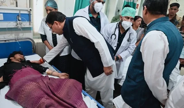 अल्मोड़ा बस हादसा - सीएम धामी पहुंचे रामनगर, घायलों का जाना हाल