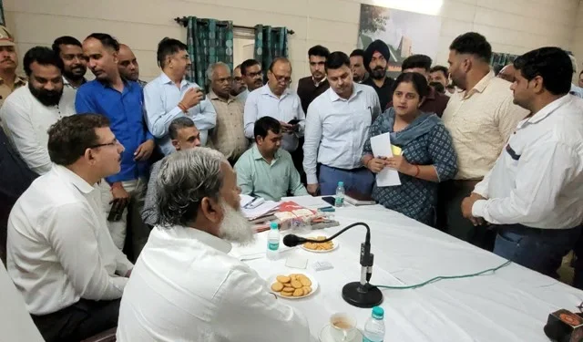 काम टालने वाले अफसरों को विज ने दे डाली तगड़ी डोज