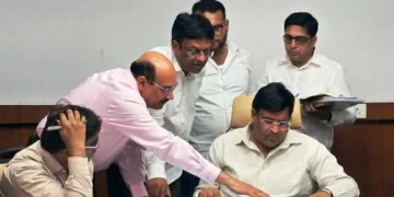 काम में कोताही न बरतें अधिकारी - गोयल