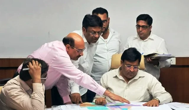 काम में कोताही न बरतें अधिकारी - गोयल