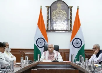 केंद्रीय परियोजनाओं को समय पर लागू करें अधिकारी - मनोहर लाल