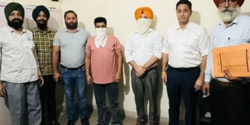 डीसी का निजी सहायक व अन्य रिश्वत लेते काबू