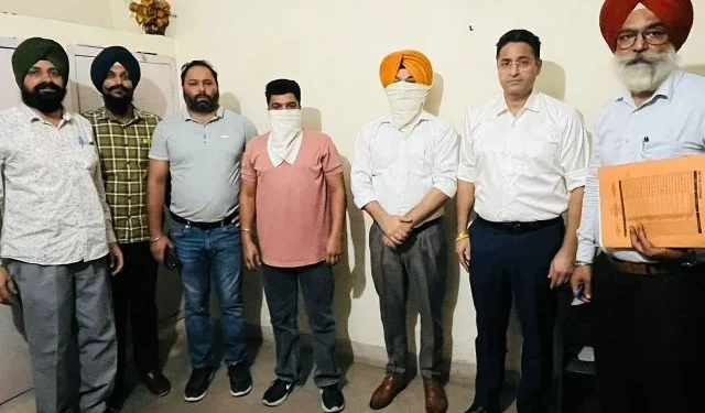 डीसी का निजी सहायक व अन्य रिश्वत लेते काबू