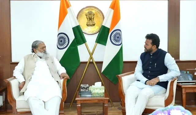 विज ने केंद्रीय नागरिक उड्डयन मंत्री नायडू से की मुलाकात