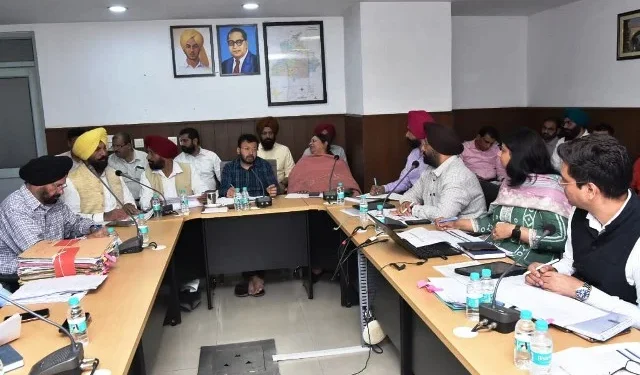 शहरों को कचरा मुक्त बनाने पर ध्यान दें अधिकारी - मंत्री